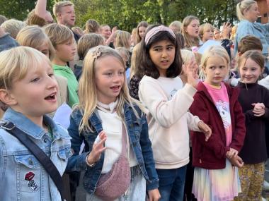 Fællessang i skolegården